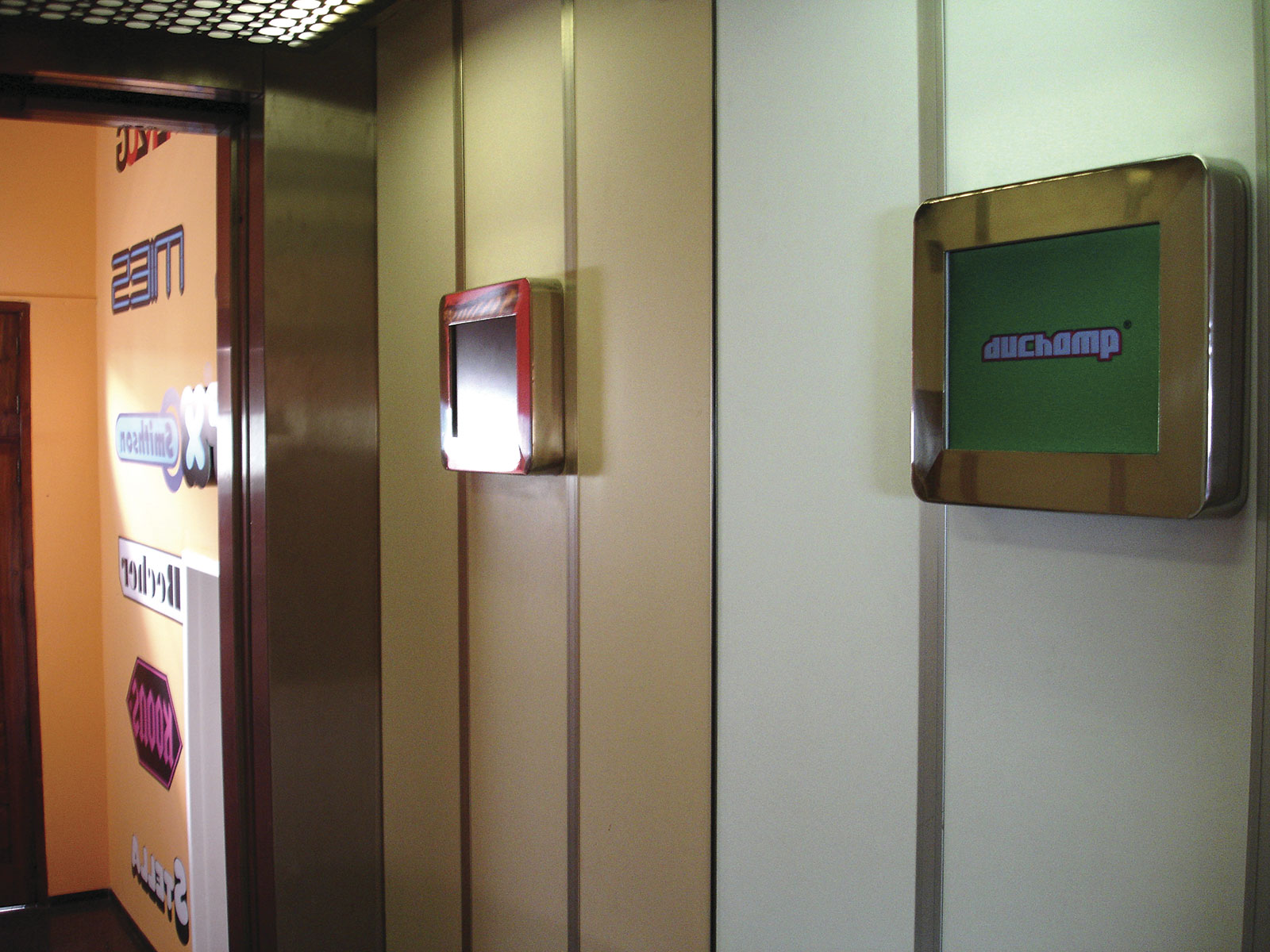«Grandes Marcas», 2007, Impresiones murales, 3 cajas de luz y vídeo, Intervención permanente en las oficinas del Centro de Arte La Regenta, Las Palmas GC
